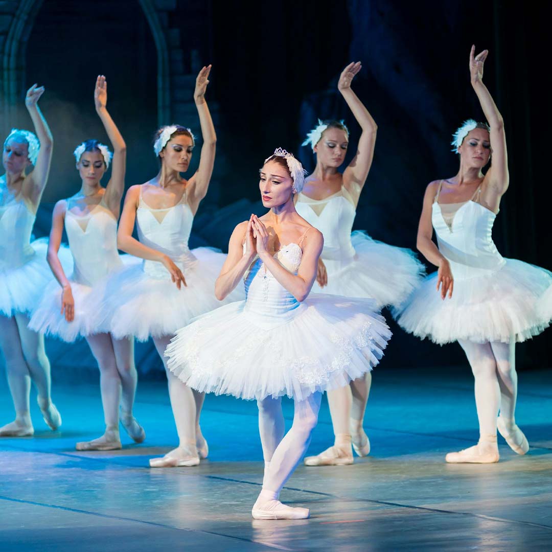 Jezioro Łabędzie - solistka i corps de ballet w białych tutu